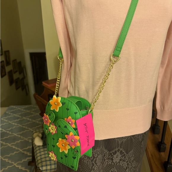 487-ATTT Betsey Johnson Cactus Heart Trim /3D Stud Flower/ Arms Move Crossbody - Picture 4 of 15